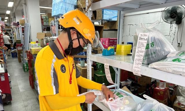 ▲骑手在吉慕超市武汉卓刀泉店取货 摄影:王宁