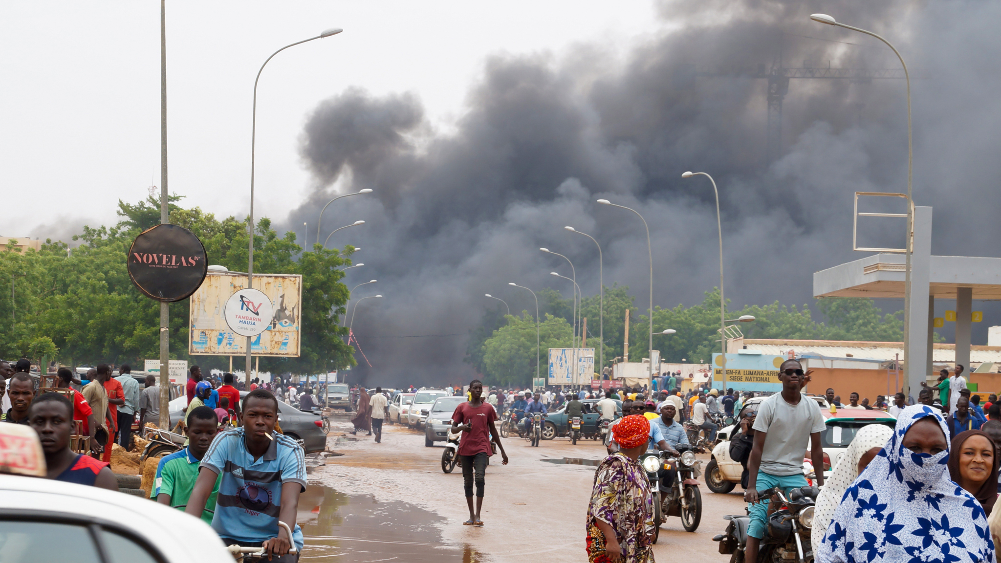 当地时间2023年7月27日，尼日尔首都尼亚美，尼日尔总统卫队发动政变，现场浓烟滚滚。澎湃影像 图