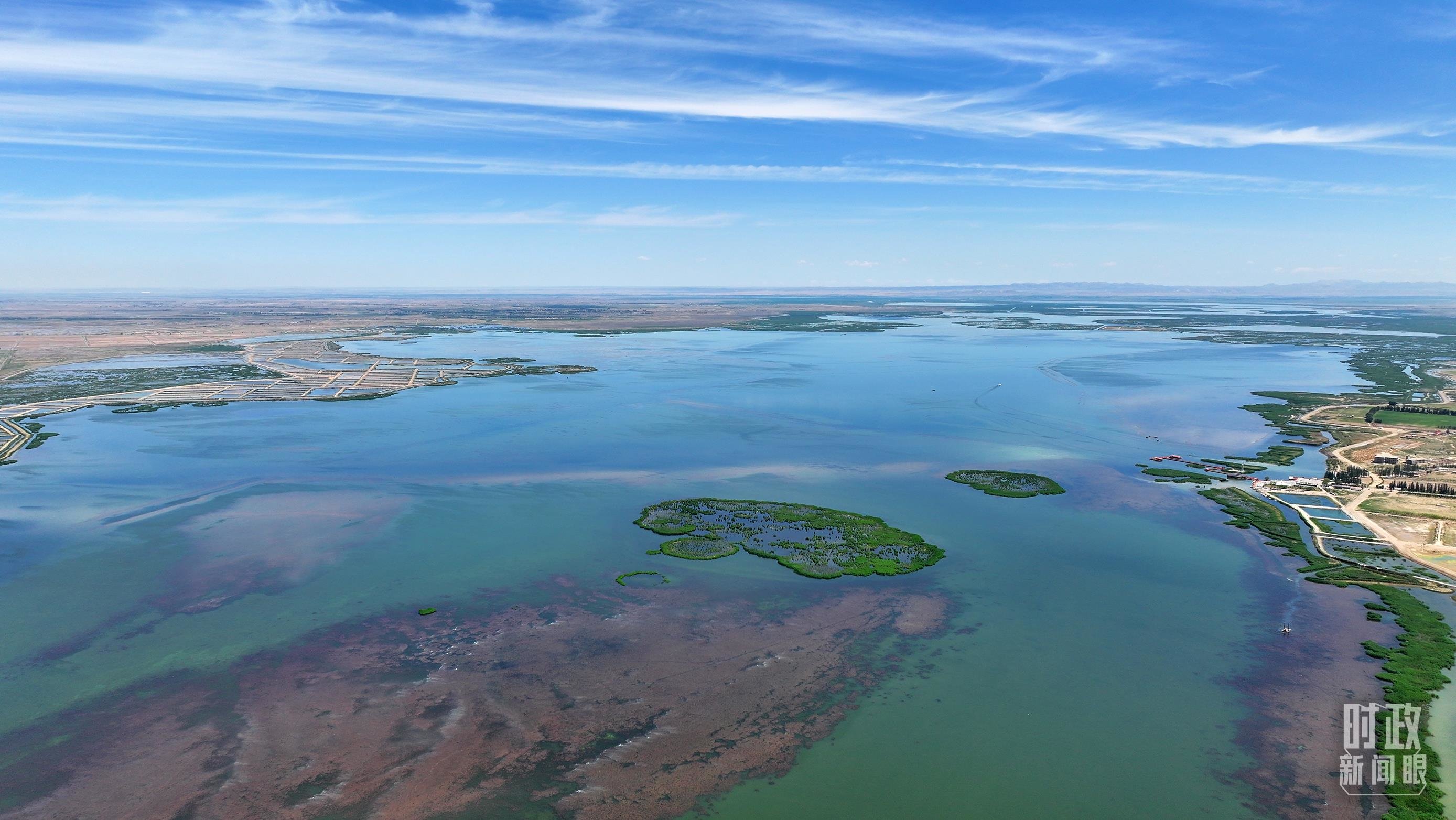 △俯瞰乌梁素海。（总台记者范凯、陈晓东拍摄）