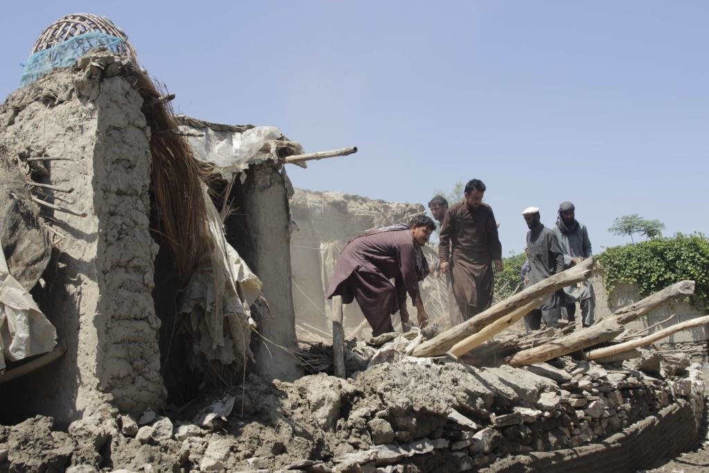 5月6日，人们在阿富汗楠格哈尔省清理遭强降雨和洪水损毁的房屋废墟。新华社发（艾马尔·查希尔摄）
