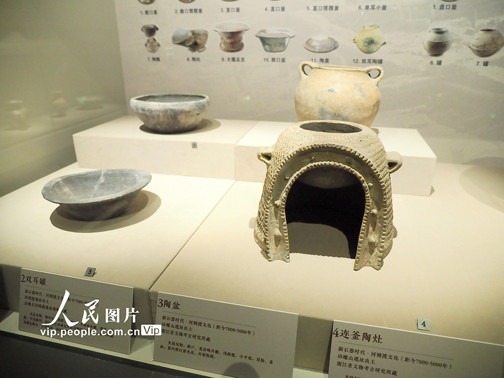 2023年11月8日,北京,中国国家博物馆“远古江南·海陆山河——河姆渡文化发现50周年考古成果特展”对公众开放。 展览分为“古渡新声”“潮起东南”“探海溯源”三个部分,展出河姆渡遗址、田螺山遗址、塔山遗址、井头山遗址等出土的陶器、石器、骨器、贝器、木器、编织物等文物324件(套)。杜建坡摄(人民图片网)
