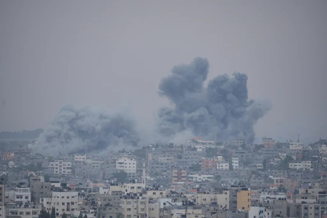 当地时间2023年10月9日，加沙城，以色列发动空袭后，烟雾升起。（视觉中国 供图）