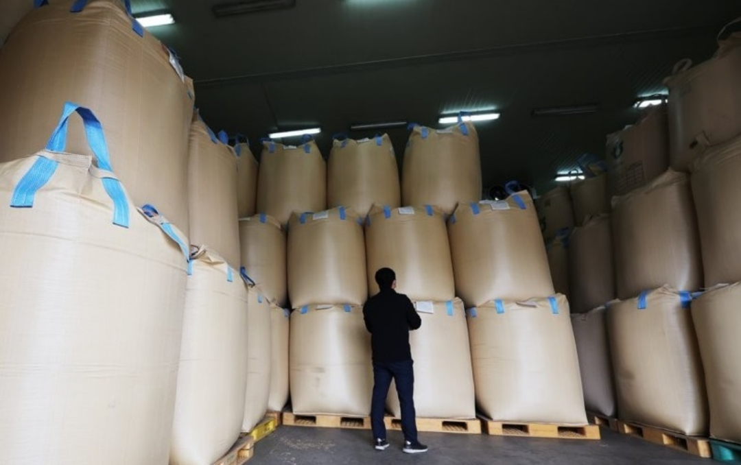 4月4日，在韩国京畿道龙仁市农协大米合作社，一名工作人员检查在低温仓储设施里存放的大米