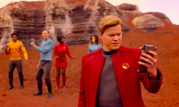 《黑镜》「USS Callister」,男主创造了一个游戏,其中角色是现实世界里的同事的数字副本,他们在虚拟世界里陪着男主演戏丨Netflix