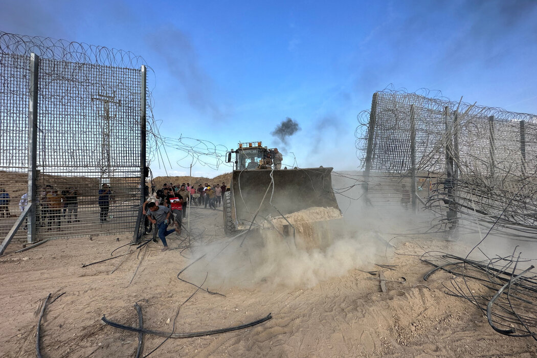 当地时间10月7日，哈马斯武装人员使用推土设备突破了加沙地带边界地区的围栏，1500多名武装人员涌入边境沿线的近30个地点。图自《纽约时报》