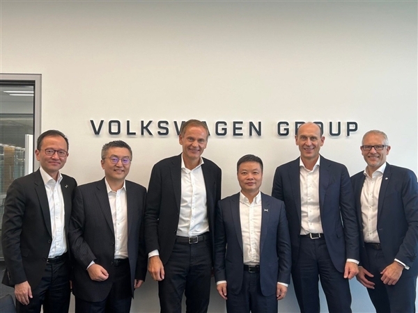 花50亿找小鹏买技术 何小鹏到访大众集团总部:合作车型已加速推进