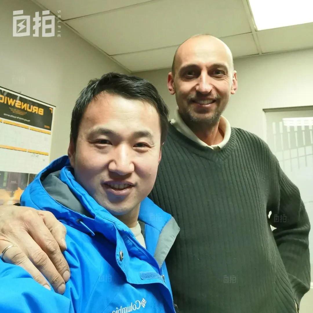 我和公司老板的合影,在他家工厂我一干就是十年。