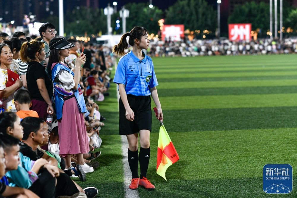 ↑6月9日，一名边裁在贵州“村超”足球比赛现场执法。 新华社记者 杨文斌 摄