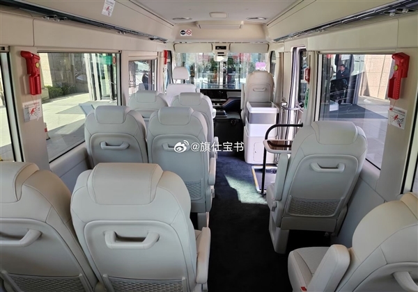 丰田考斯特绝佳替代!红旗国悦实车内部首曝:自带一张大桌子