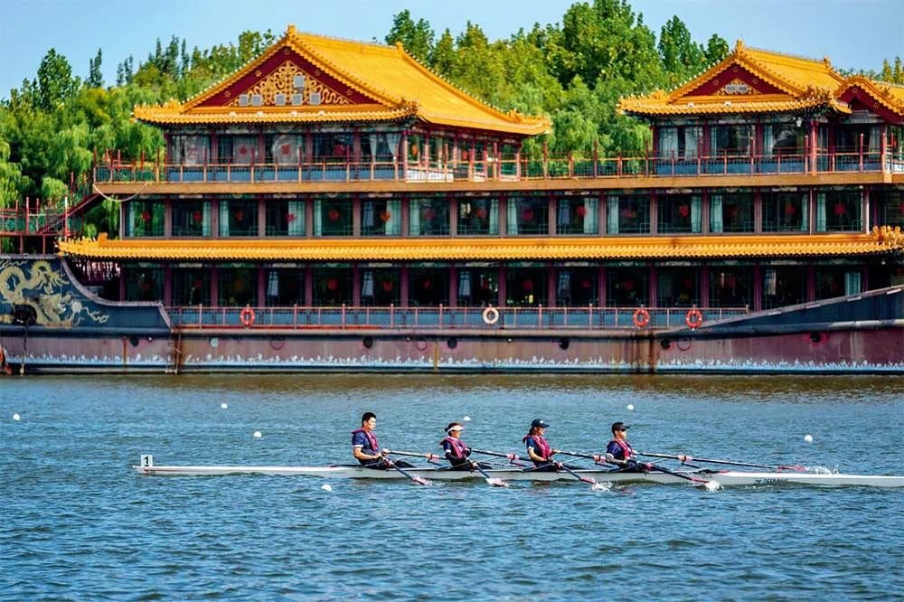 市民在位于北京市通州区的京杭大运河上进行赛艇比赛（2022年9月18日摄） 彭子洋摄/本刊