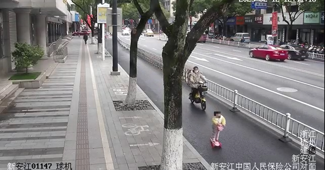 “我家里有零食，还有汪汪队”萌娃冲民警比起了剪刀手，但民警想想有