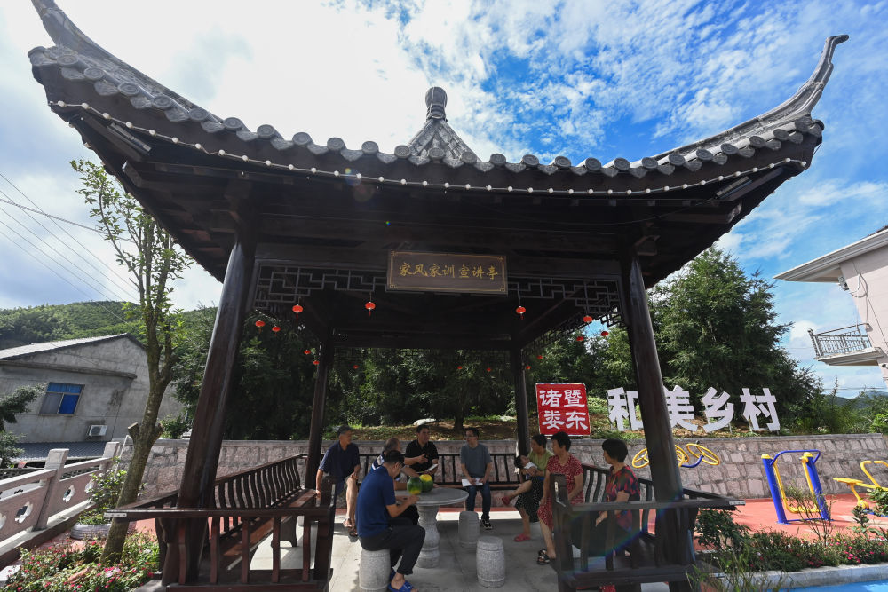 在浙江绍兴诸暨市东白湖镇娄东村，村干部与村民们在家风家训宣讲亭开展民主恳谈，交流民生实事项目并征询村民意见建议（2023年7月26日摄）。