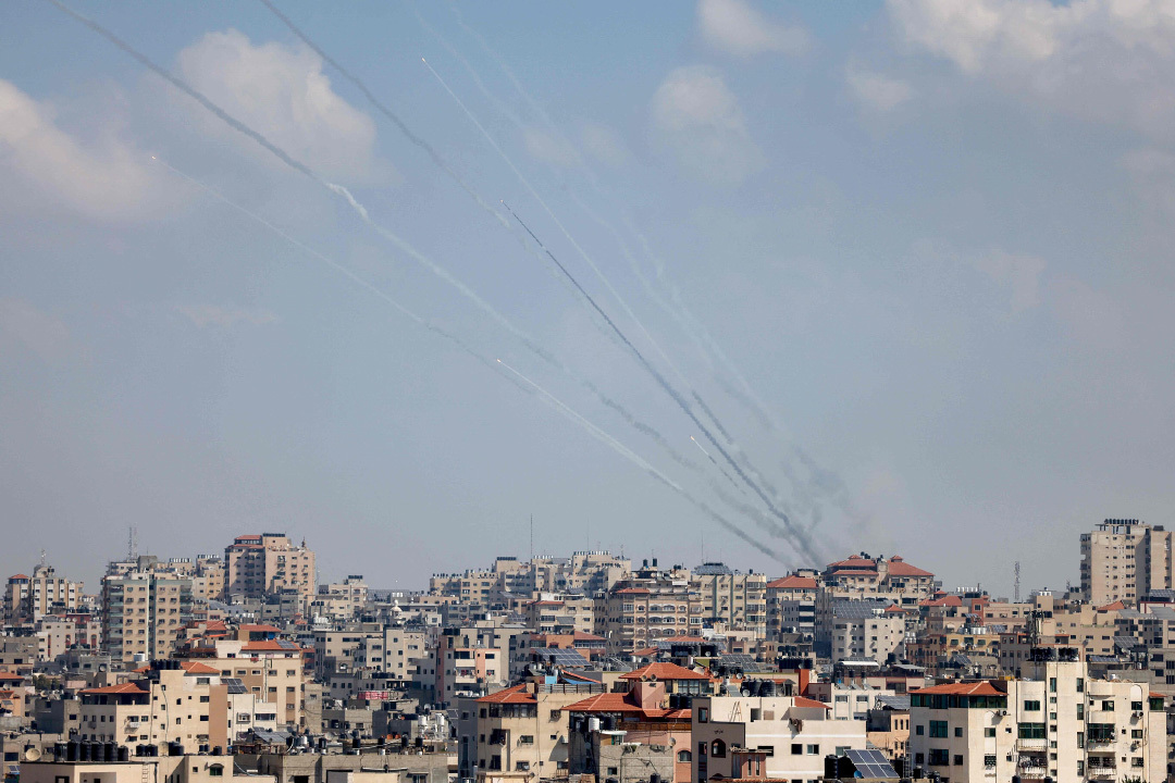 当地时间2023年10月13日，加沙地带，哈马斯武装分子向以色列发射火箭弹。视觉中国 图