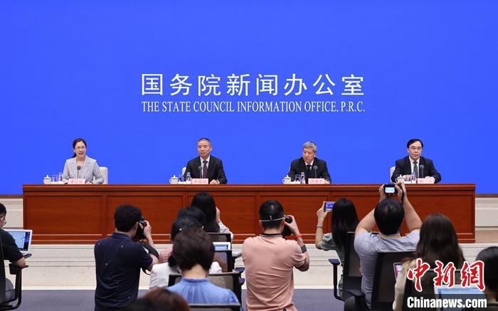 6月21日,中国国务院新闻办公室在北京举行国务院政策例行吹风会,国家发展和改革委员会副秘书长欧鸿,工业和信息化部副部长辛国斌和财政部副部长许宏才介绍促进新能源汽车产业高质量发展有关情况,并答记者问。 中新社记者 杨可佳 摄
