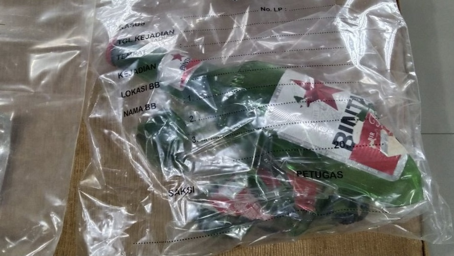 警方在发布会上展示的啤酒瓶碎片