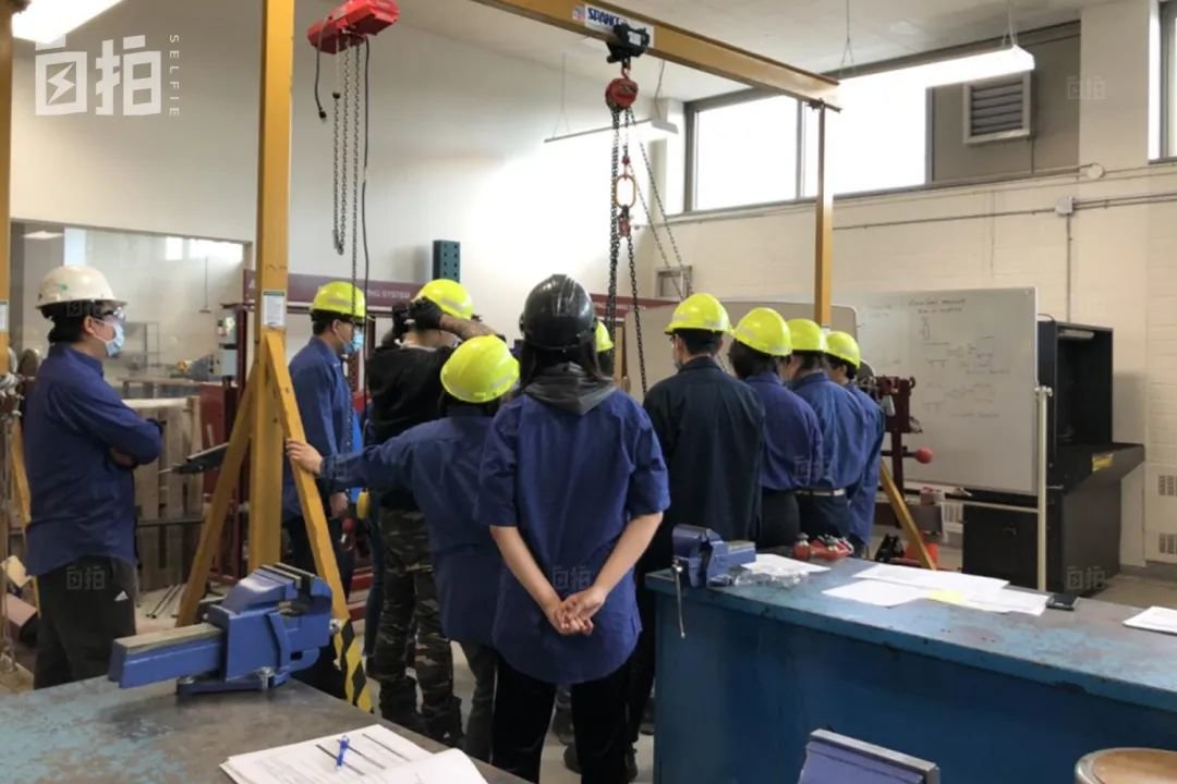 学校非常注重实操,一到这个时候,就得瞪大眼睛看,因为听不懂,只能仔细看老师是怎么操作的。