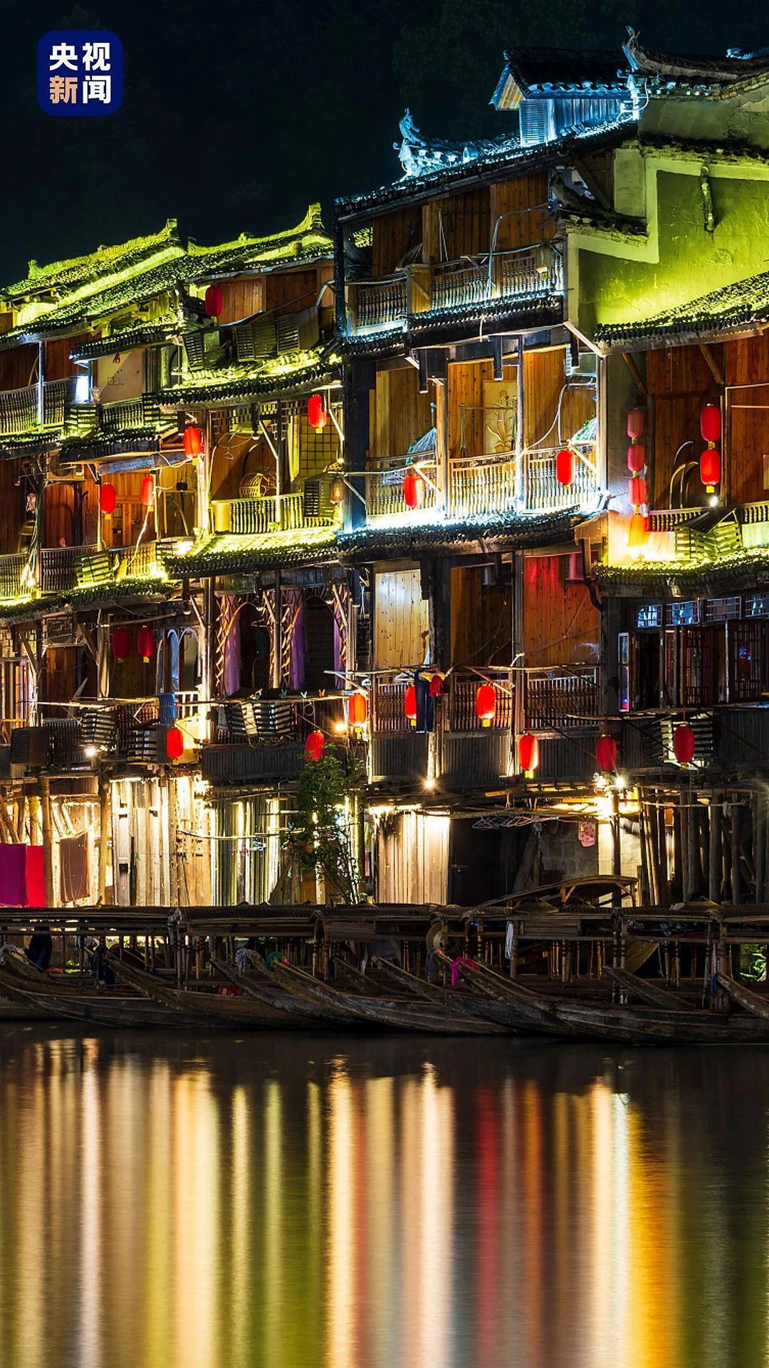 △支柱斜插入墙壁或立在水中，支撑着上部的建筑。临河的岸边，连排的吊脚楼是货真价实的“临水而居”。