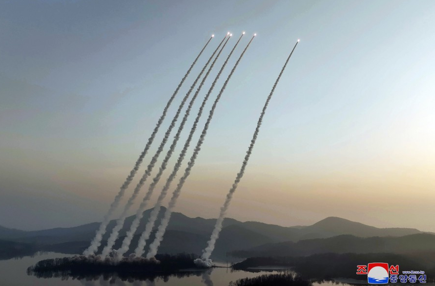 六弹齐发：朝鲜首次公开新型战术弹道导弹齐射训练照片