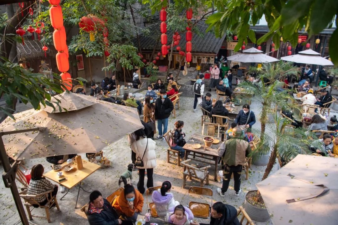 重庆解放碑商圈景点十八梯,市民游客在一家特色小店内消费 唐奕 摄