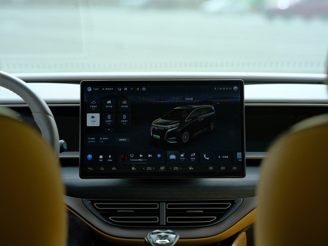 脚踢埃尔法拳打艾维亚,腾势D9 EV体验报告