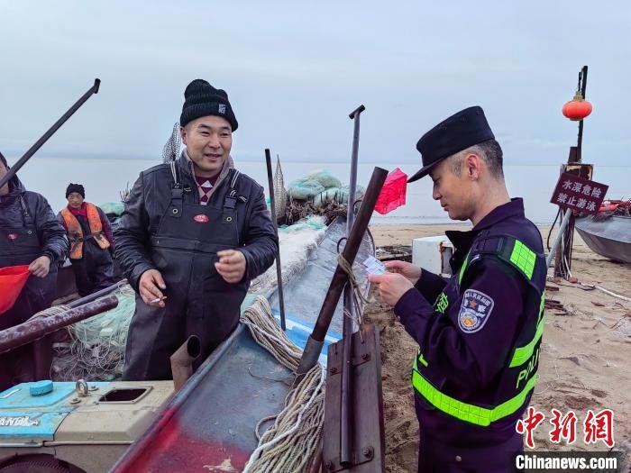 民警登记作业船只。 王世兴 摄