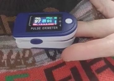 阿河通过视频检测母亲的血氧指数