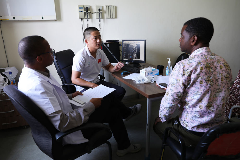 2023年2月22日，在坦桑尼亚桑给巴尔岛纳兹莫加医院，中国援桑给巴尔医疗队成员郭伟（左二）给病人看病。新华社记者 董江辉 摄