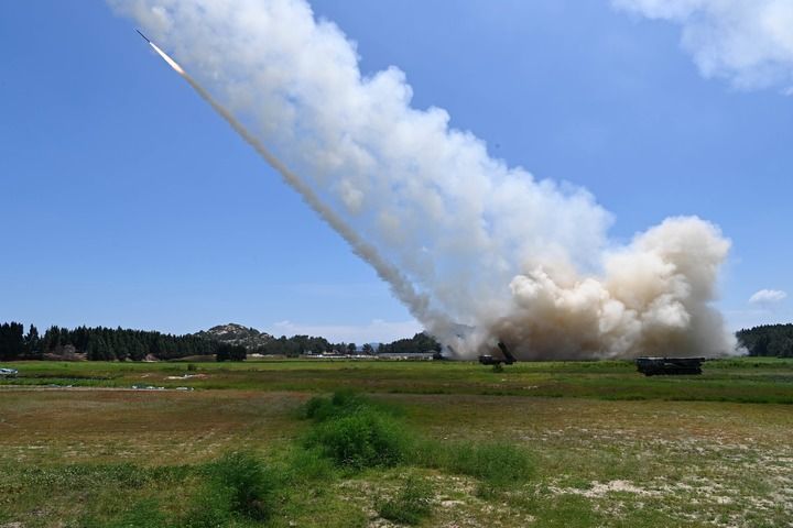 东部战区陆军某旅组织远火分队在台湾海峡进行实弹射击，完成精确打击任务。这是发射现场（2022年8月4日摄）。新华社发（赖桥泉 摄）