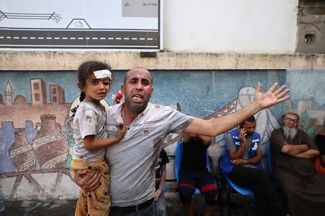 ● 受伤的巴勒斯坦民众。图片来源：海外网