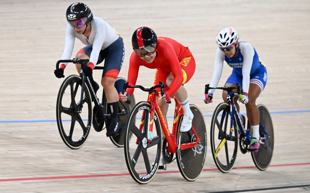 9月29日,中国选手刘佳丽(中)在女子全能赛淘汰赛的比赛中。新华社记者 胡虎虎 摄