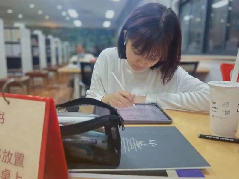 7月24日,郑灵华在杭州图书馆学习,头发已染回黑色。受访者供图