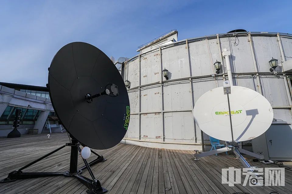 航天驭星通过研发小口径的便携站，替代大型地面站的部分功能，在降低成本的同时，实现了卫星数据的快速接收与处理；通过研发基于软件无线电技术的基带，实现了卫星测控基带灵活配制和低成本；通过基于云的卫星测控任务规划和站控的自动化等技术的研发，实现了几个人管理几百颗卫星。随着航天驭星产品技术的不断迭代升级，服务范围也从中国本土扩大到了欧洲、亚洲、南美洲、非洲等地区。中宏网记者 富宇 摄
