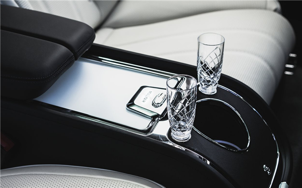 超豪华版大众途锐 宾利添越长轴距Mulliner版首发:大V8上身