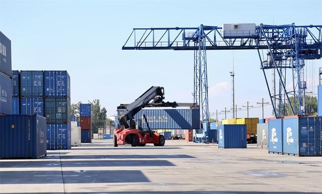 布列斯特北站正在进行换装作业。人民网记者 朱虹摄