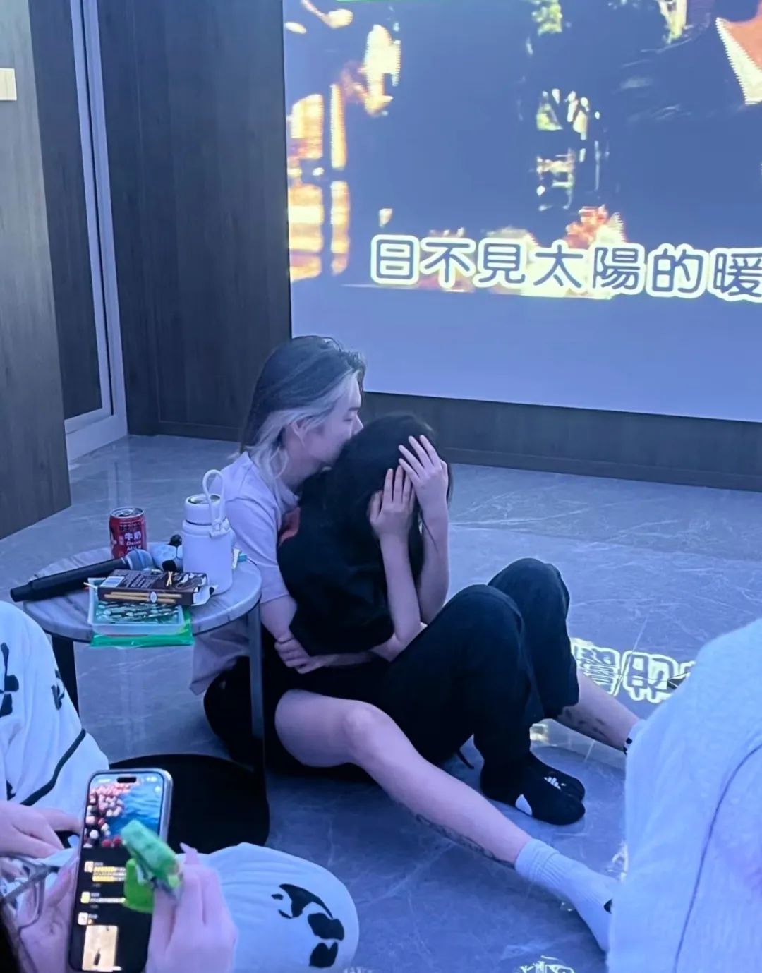 还记得《庆余年》里的小叶轻眉吗？18岁的她长这样…