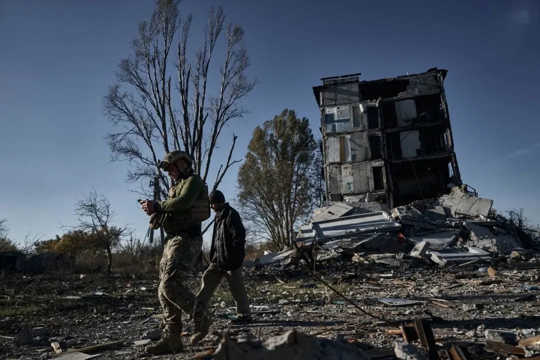 ◆10月30日，阿瓦迪夫卡，乌克兰警官说服一名住在破旧房屋中的居民撤离。