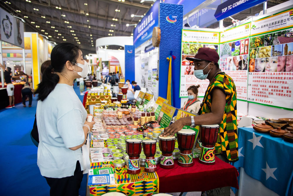 在长沙国际会展中心举办的第二届中国-非洲经贸博览会上，观众（左）在选购非洲护肤品（2021年9月28日摄）。新华社记者陈思汗 摄