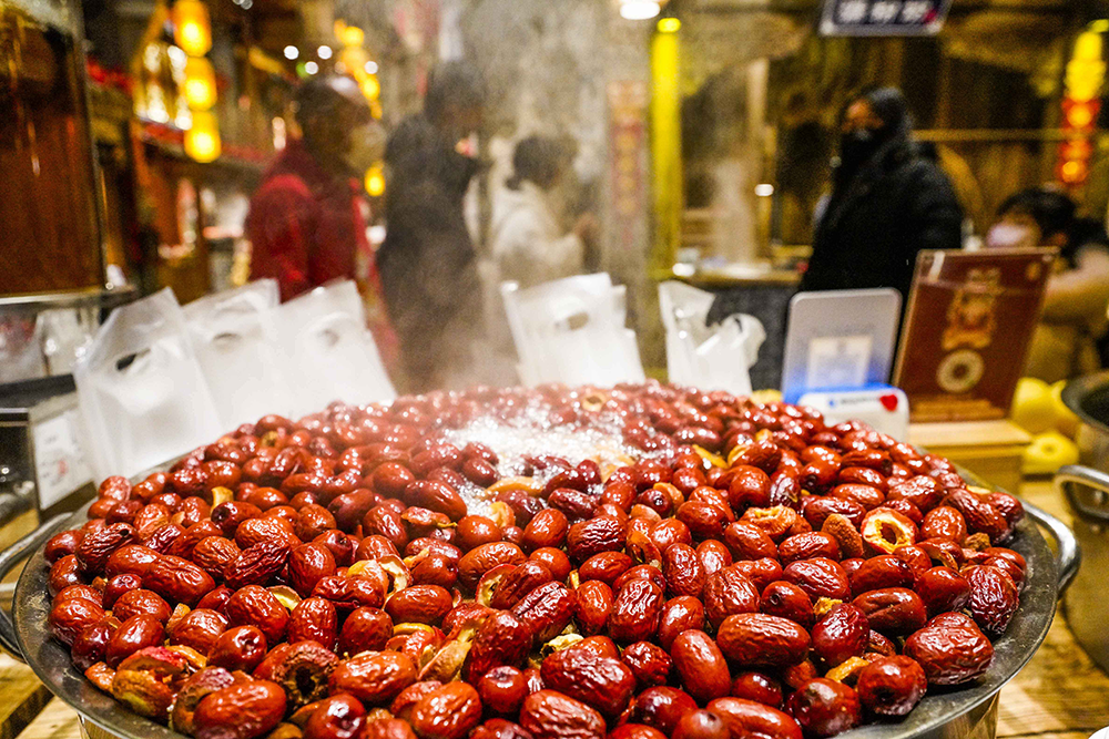 1月22日,游客在河北省唐山市唐山宴美食街游玩。新华社 图