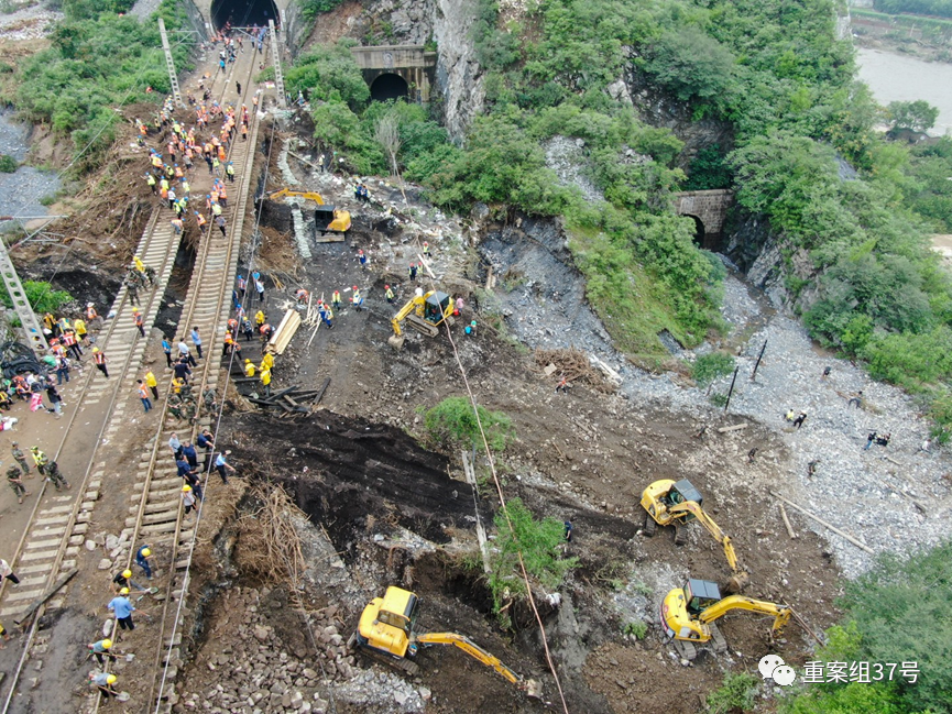 8月2日，门头沟水峪嘴村附近铁路损坏，施工队伍正在抓紧抢修。新京报记者 王子诚 摄
