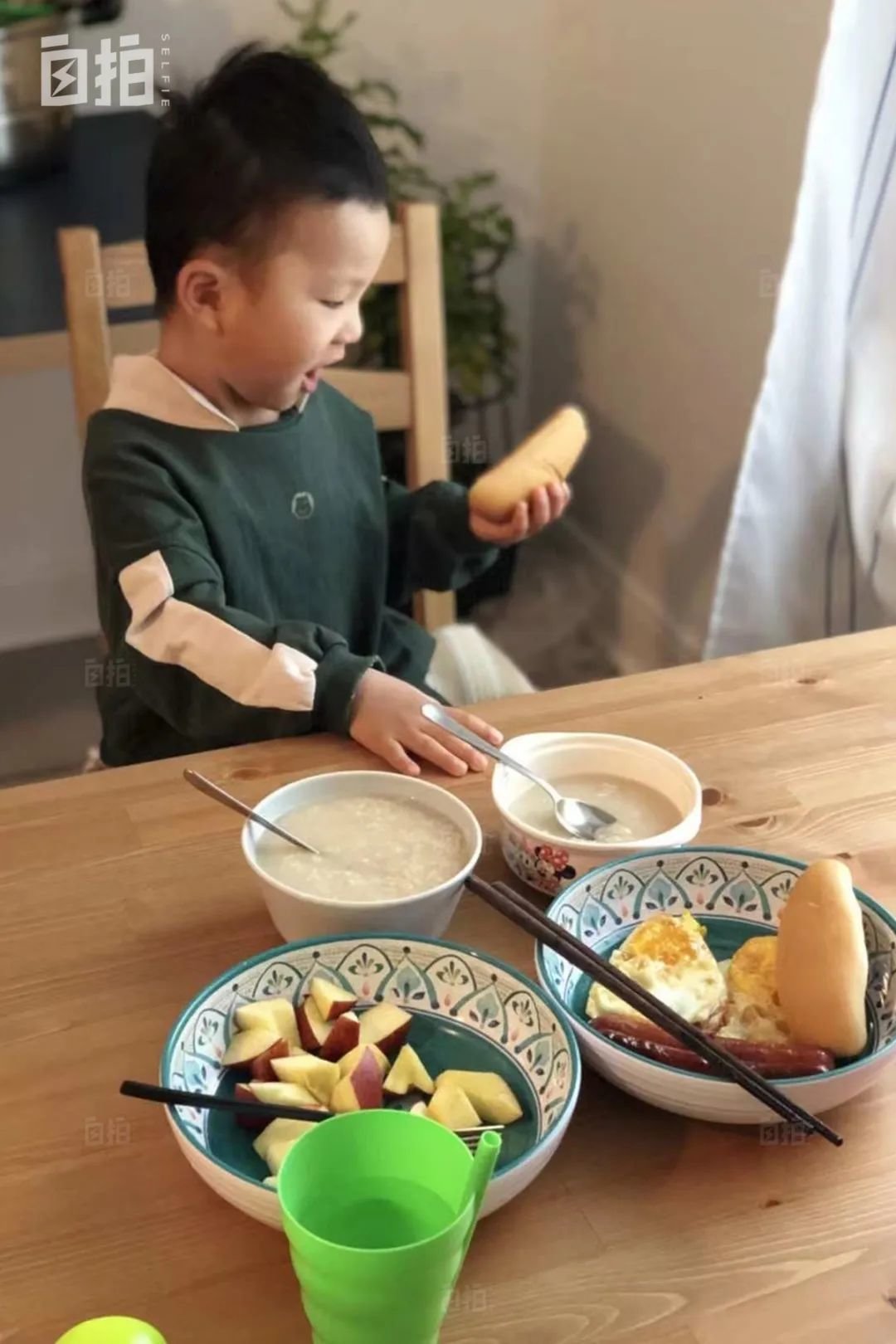 儿子在租的半地下室里吃早餐,餐桌餐椅,屋子里边的家具都是我一点点添置的。