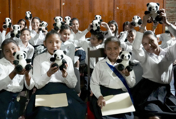 2022年12月8日，庆祝中尼复交一周年专场音乐会在尼加拉瓜国家剧院举行，两国小学生合唱团演唱了《我爱你，中国》《茉莉花》和《我的尼加拉瓜》《纯净的桑树》等中尼歌曲。