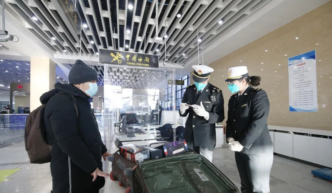 ↑1月8日,旅客从二连浩特口岸通关。图据内蒙古自治区人民政府口岸办公室公众号