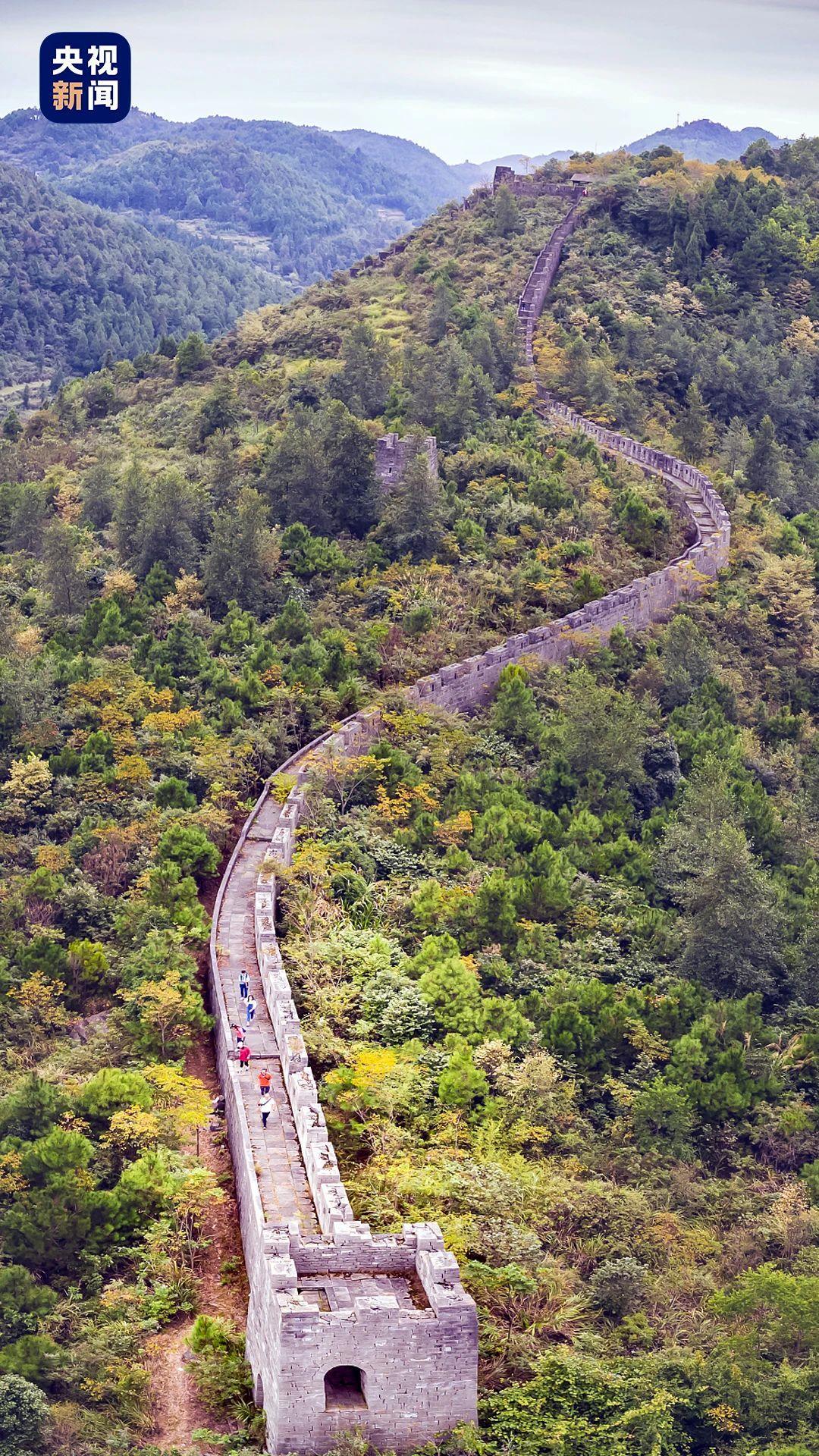 △苗疆边墙是明清王朝在湘西苗疆修筑的军事防御体系。受到苗疆边墙的影响，当地不少地名都以炮台、哨、卡、关、营等来命名，像喜鹊营、亭子关等。