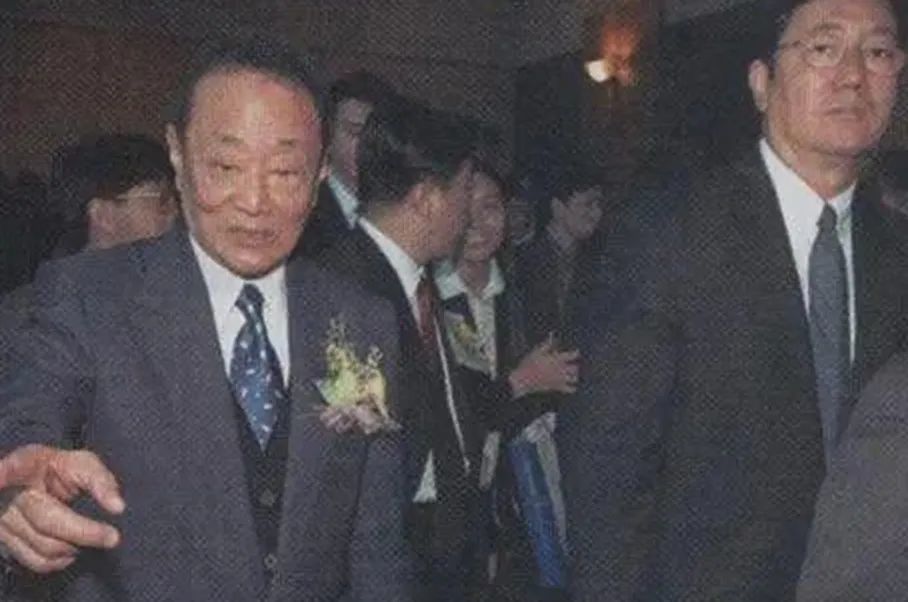 郭鹤年（左）与助手