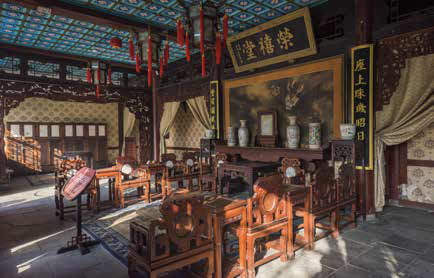 河北正定荣国府荣禧堂。荣禧堂是荣国府祭祀会友的厅堂,墙上的“待漏随朝墨龙大画”,不露声色地炫耀了贾家的显赫权势