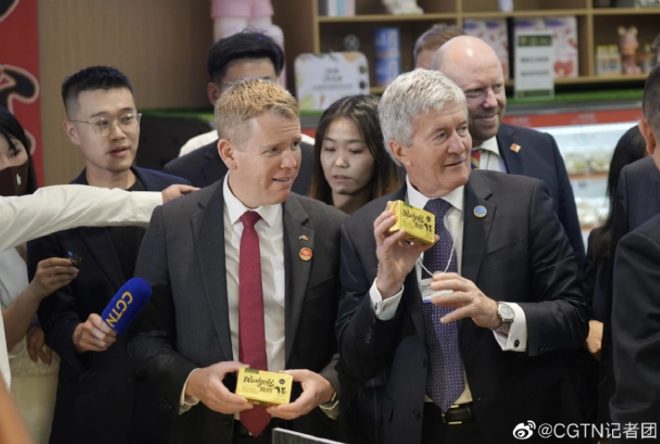 6月27日，希普金斯（前排左）参观天津华润万家City超市。图源：@CGTN记者团