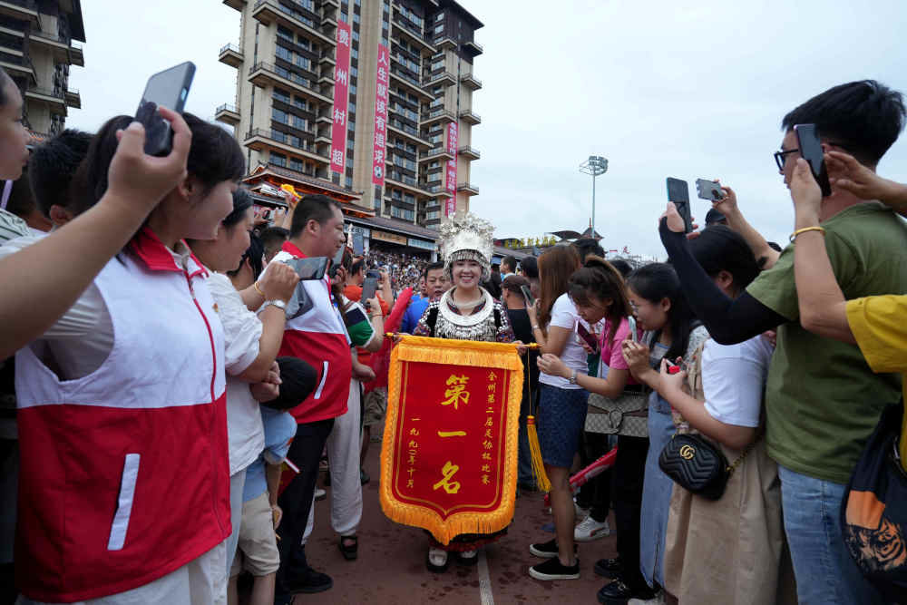 ↑6月23日,村民欢迎老足球队队员入场。新华社发(王炳真摄)