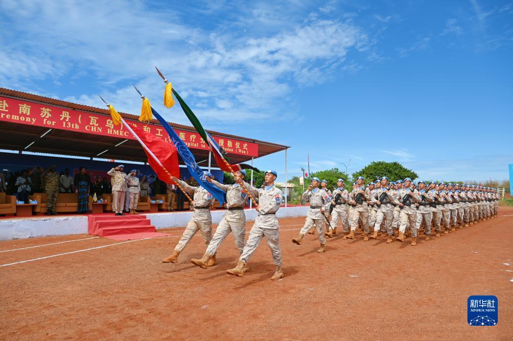 10月28日，在联合国驻南苏丹特派团瓦乌超级营地的中国工兵营区，联南苏团西战区司令哈根在维和工兵分队指挥长李辉的陪同下在授勋仪式现场检阅部队方阵。新华社发（李飞宇摄）