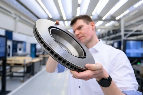 图三:通快员工正在检查激光熔覆后的刹车盘