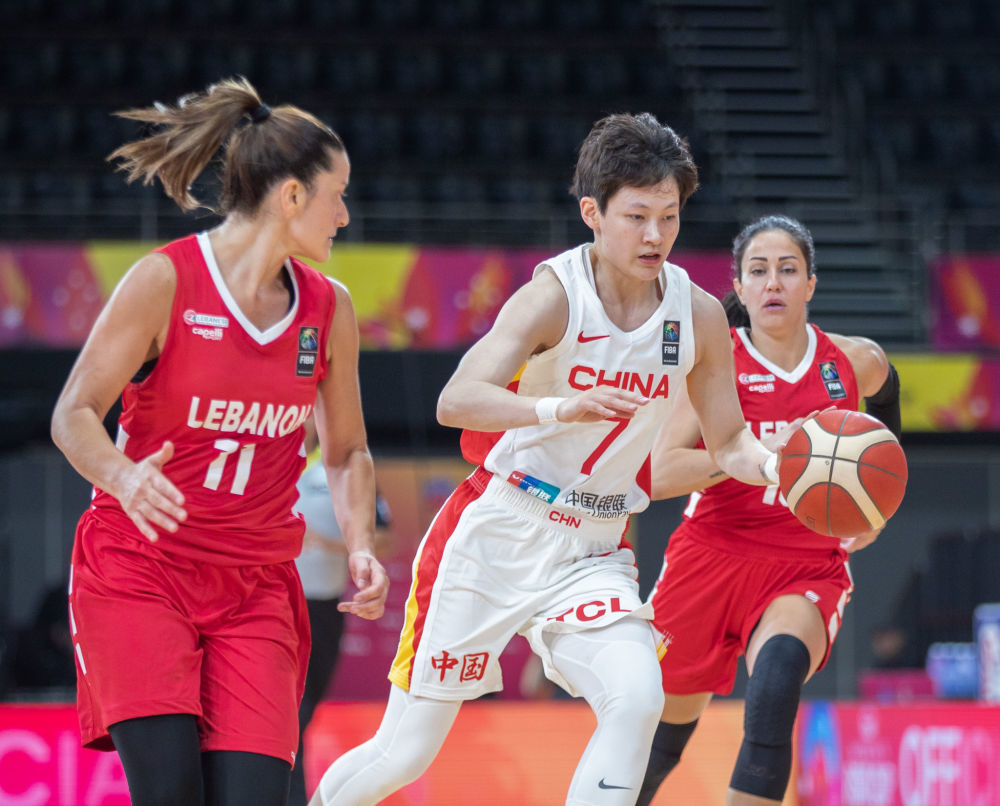 6月26日，杨力维（中）在女篮亚洲杯的比赛中突破。新华社发（胡泾辰摄）